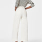 Bauchfrei gekrempelte Jeans mit weitem Bein