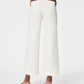 Bauchfrei gekrempelte Jeans mit weitem Bein