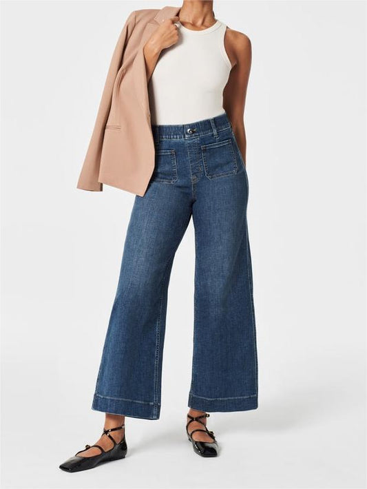 Bauchfrei gekrempelte Jeans mit weitem Bein