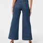 Bauchfrei gekrempelte Jeans mit weitem Bein