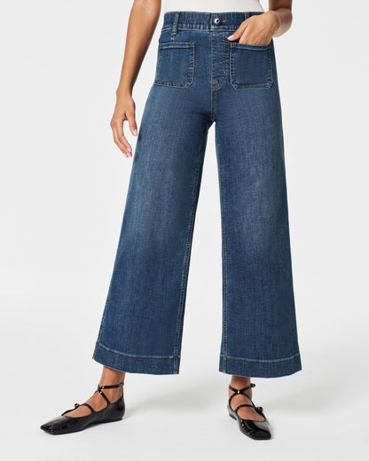 Bauchfrei gekrempelte Jeans mit weitem Bein