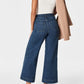 Bauchfrei gekrempelte Jeans mit weitem Bein