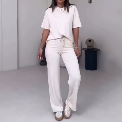 Schlichtes zweiteiliges Damen-Set mit kurzärmligem Oberteil und Hose