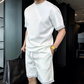 Minimalistisches Sommer-Zweiteiler aus Kurzarm-Top und Shorts für Herren