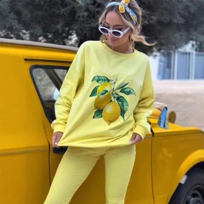 Stylischer Zweiteiler: bedruckter Hoodie und Hose