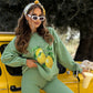 Stylischer Zweiteiler: bedruckter Hoodie und Hose