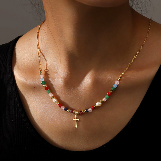 Farbenfrohes Halskette mit Perlen und Kreuz