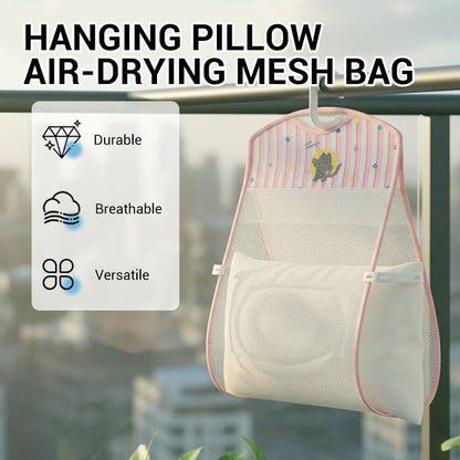 Hängendes Kissen zum Lufttrocknen im Netzbeutel